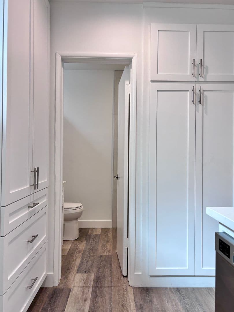 Los Angeles Apartment: 125 South Croft Avenue