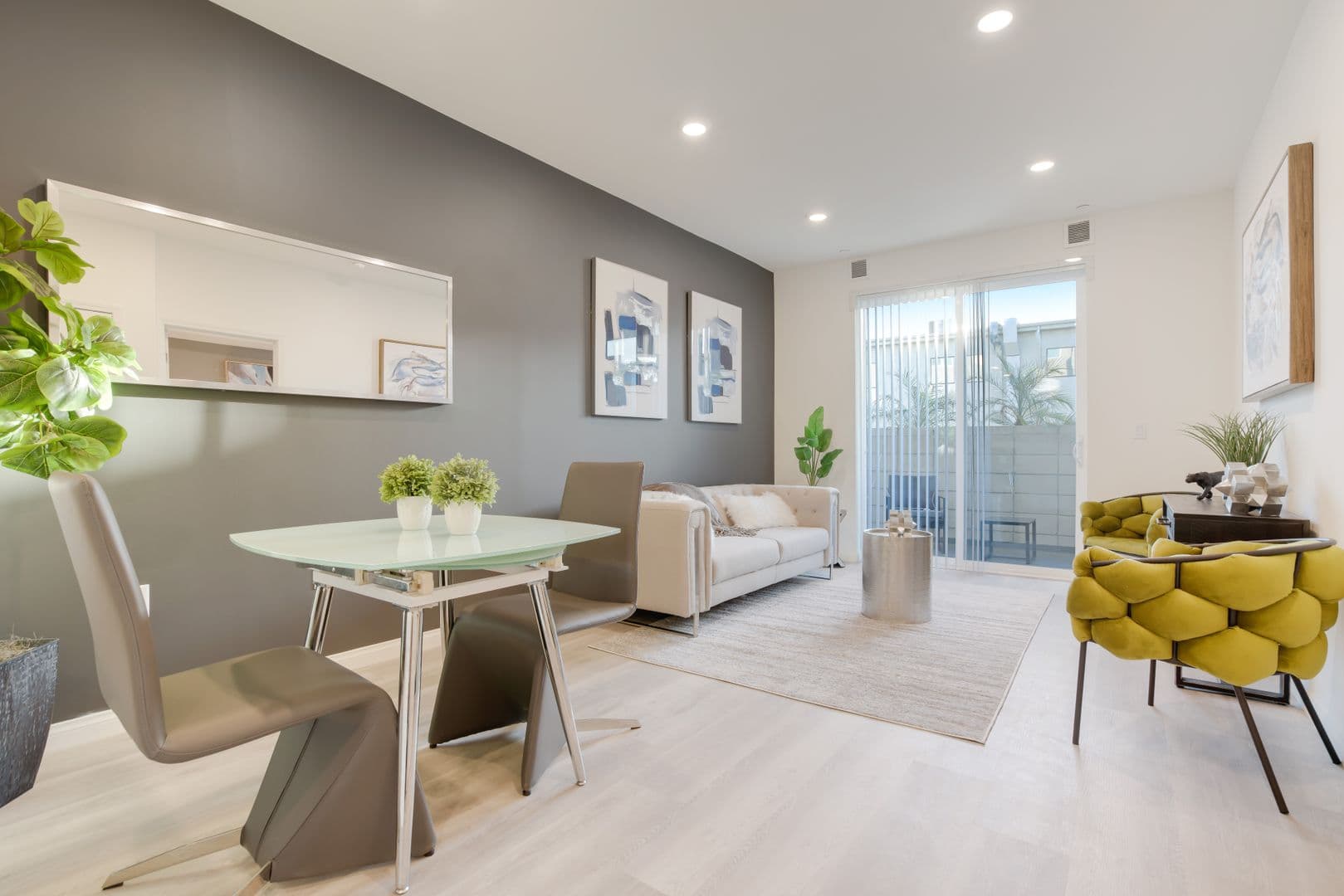 Van Nuys Apartment: 13724 Victory Blvd.