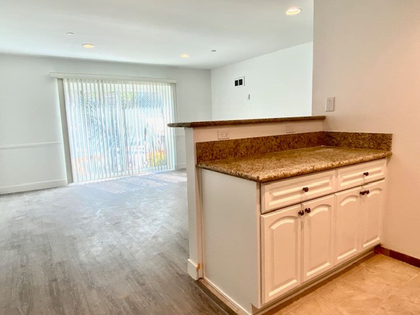 Los Angeles Apartment: 130 South Flores Street