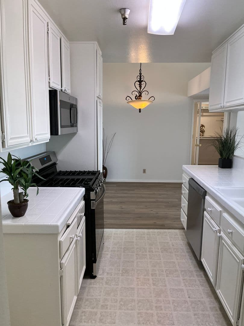 Sherman Oaks Apartment: 5124 Coldwater Canyon Ave.