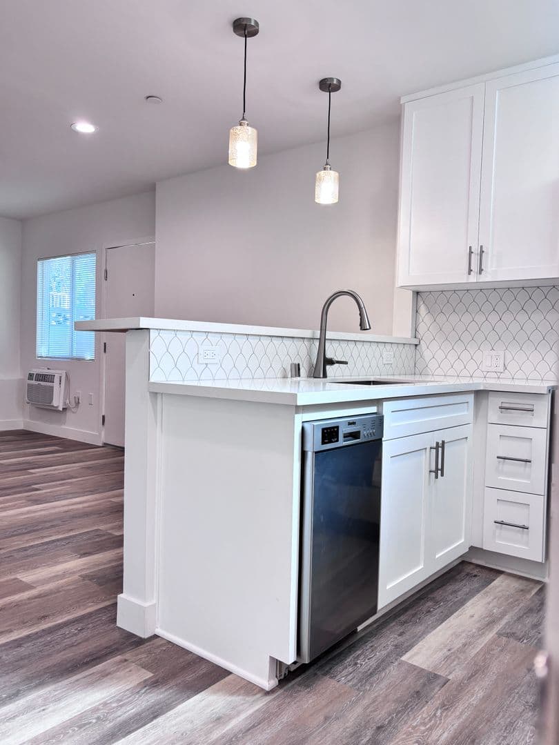 Los Angeles Apartment: 125 South Croft Avenue