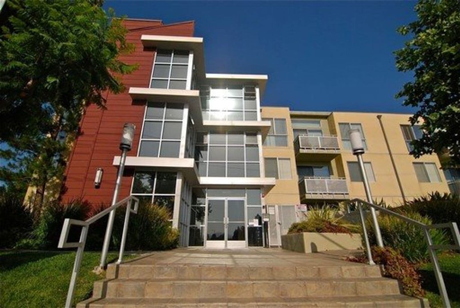 Northridge Apartment: 9850 Zelzah Ave