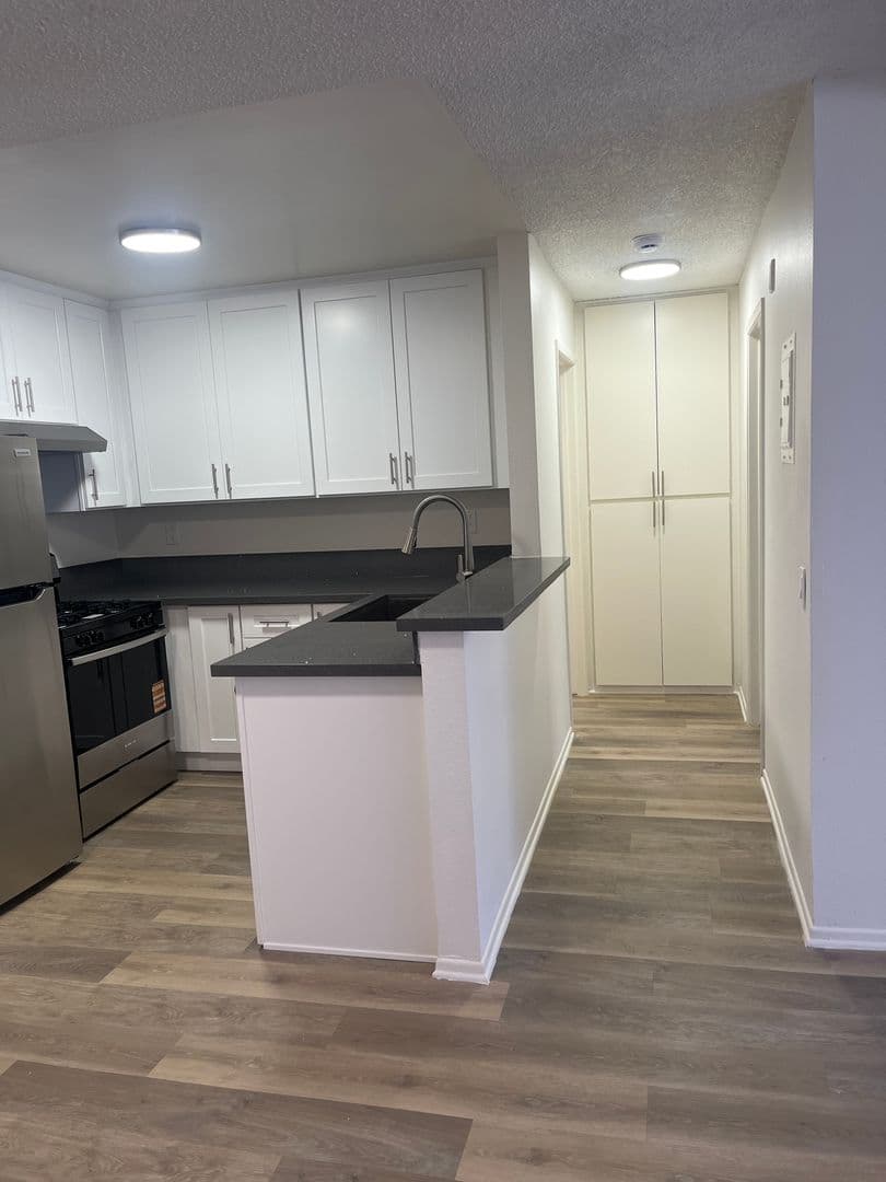 Van Nuys Apartment: 7320 Hazeltine Avenue