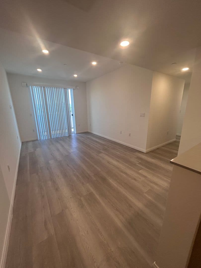 Van Nuys Apartment: 13724 Victory Blvd.