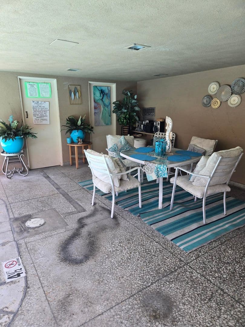 Inglewood Apartment: 880 Victor Avenue