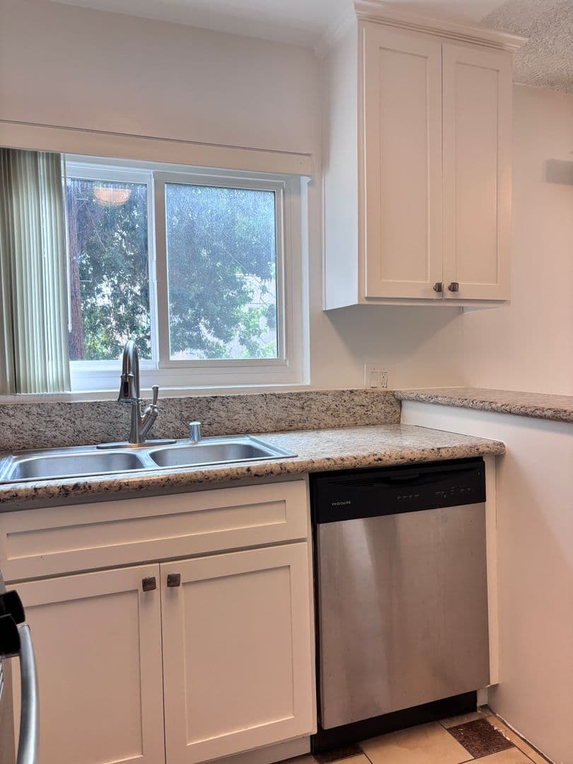 Los Angeles Apartment: 928 South Sherbourne Drive