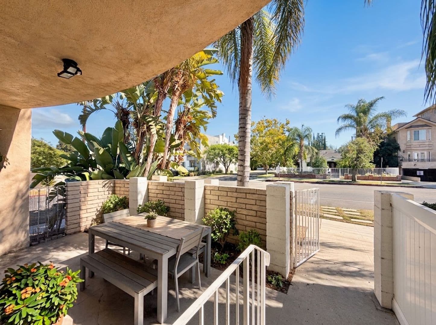Studio City Apartment: 12231 Moorpark St.