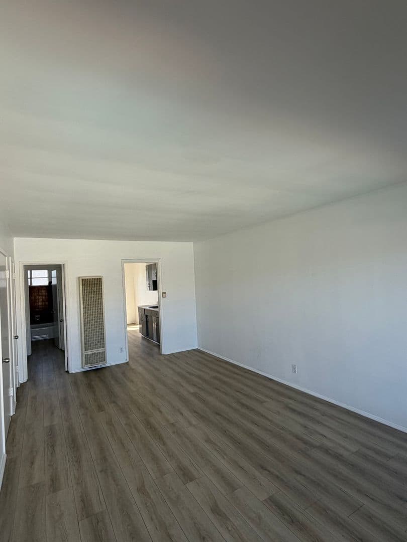 Los Angeles Apartment: 7220 Hollywood Blvd