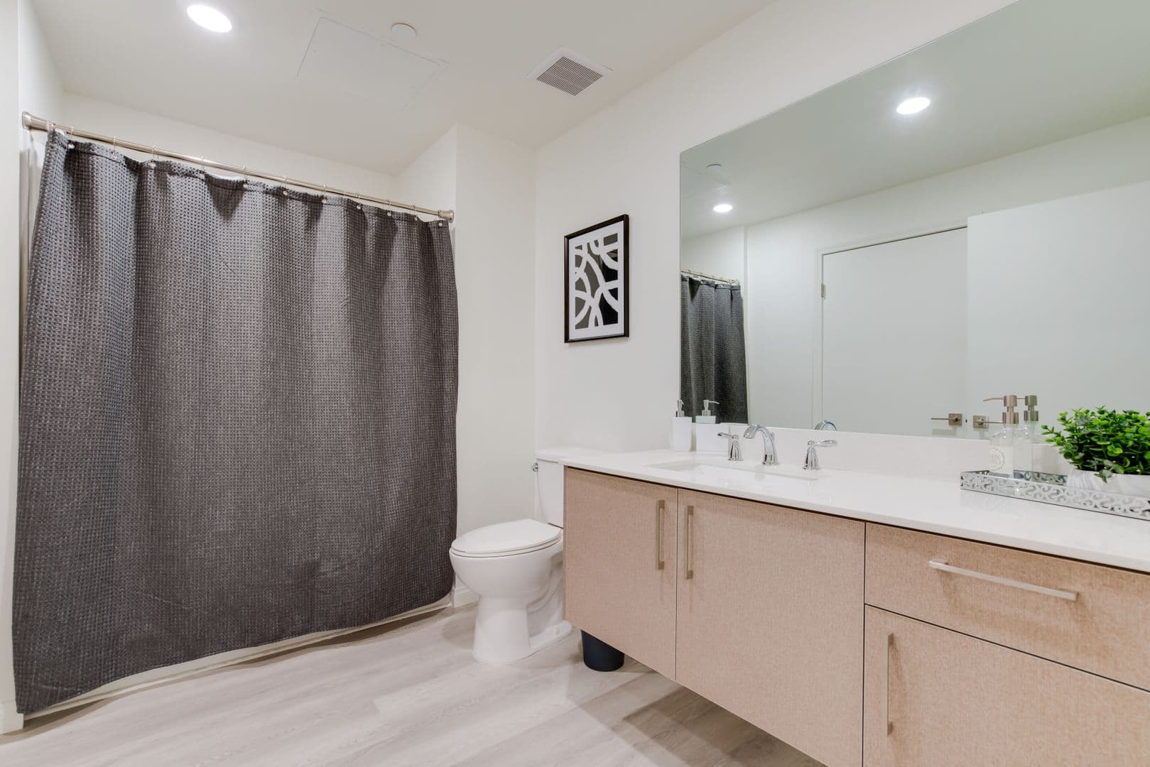 Van Nuys Apartment: 13724 Victory Blvd.