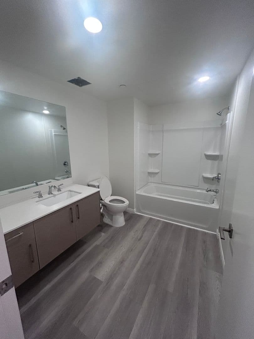 Van Nuys Apartment: 13724 Victory Blvd.