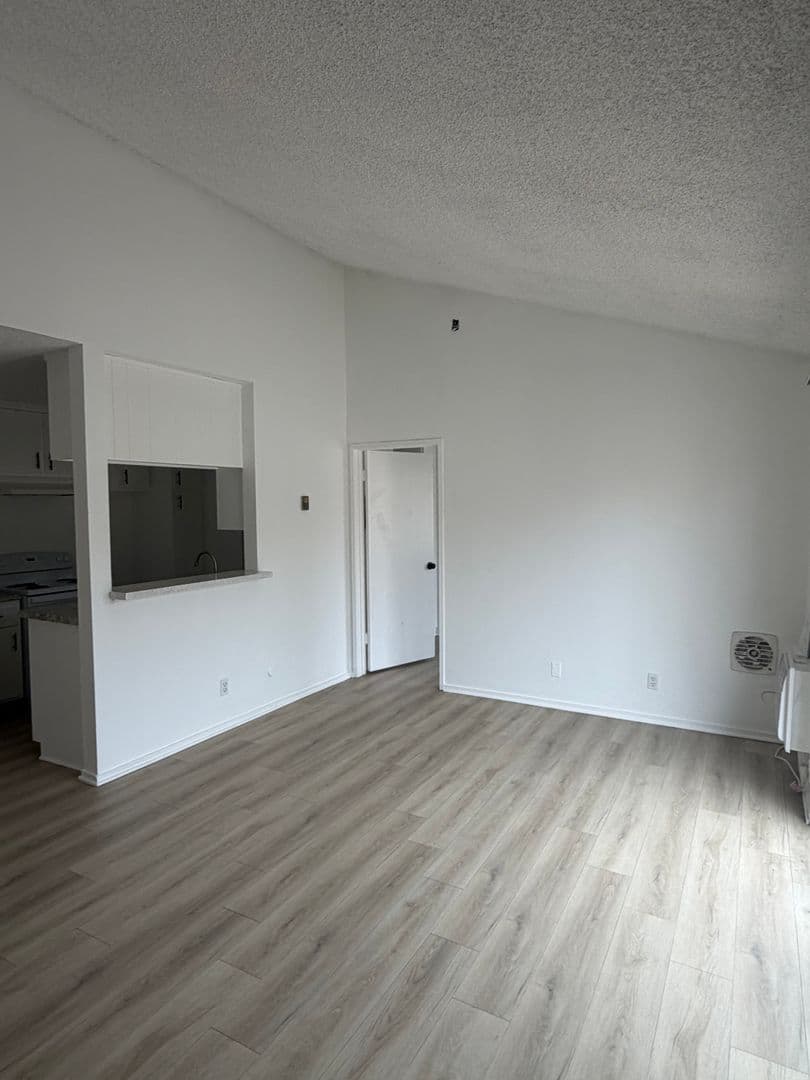 Los Angeles Apartment: 400 S. Kingsley Drive