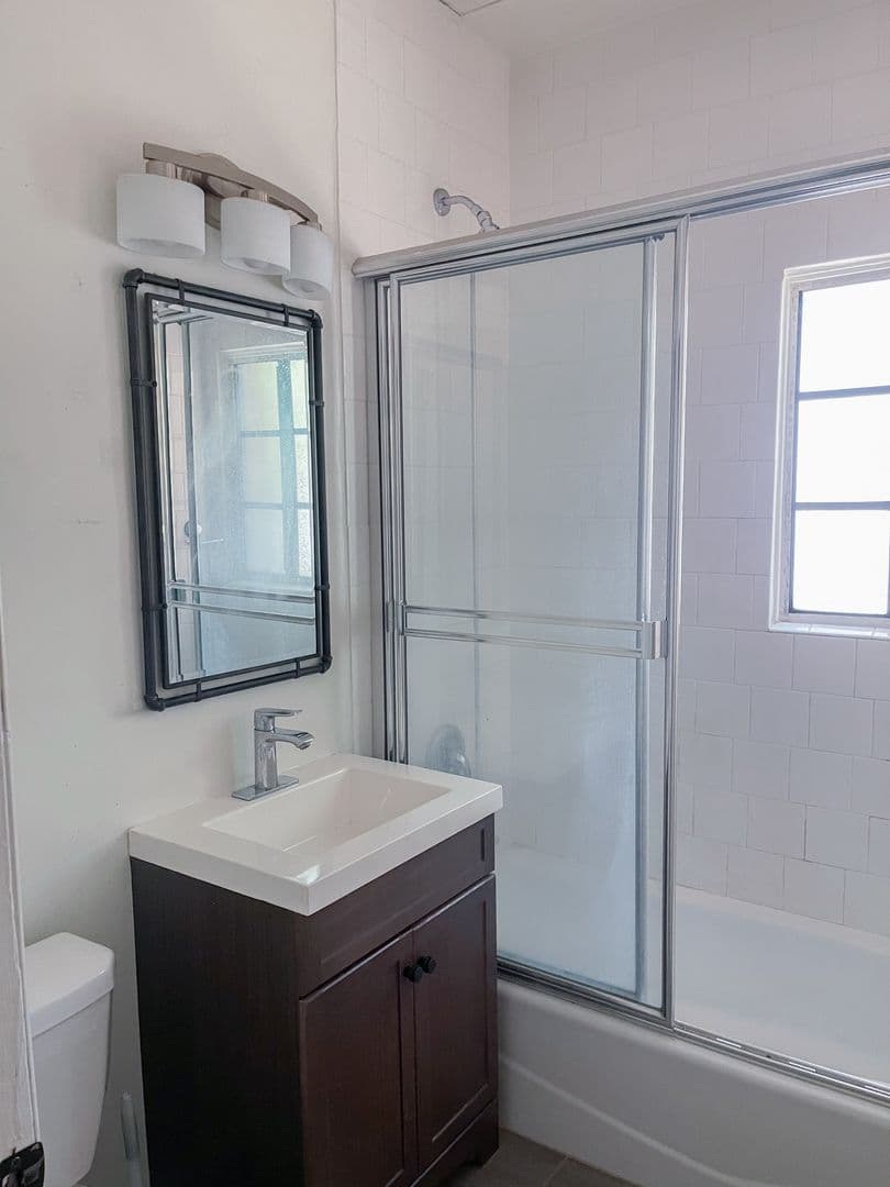 Los Angeles Apartment: 367 N Orange Grove Ave.