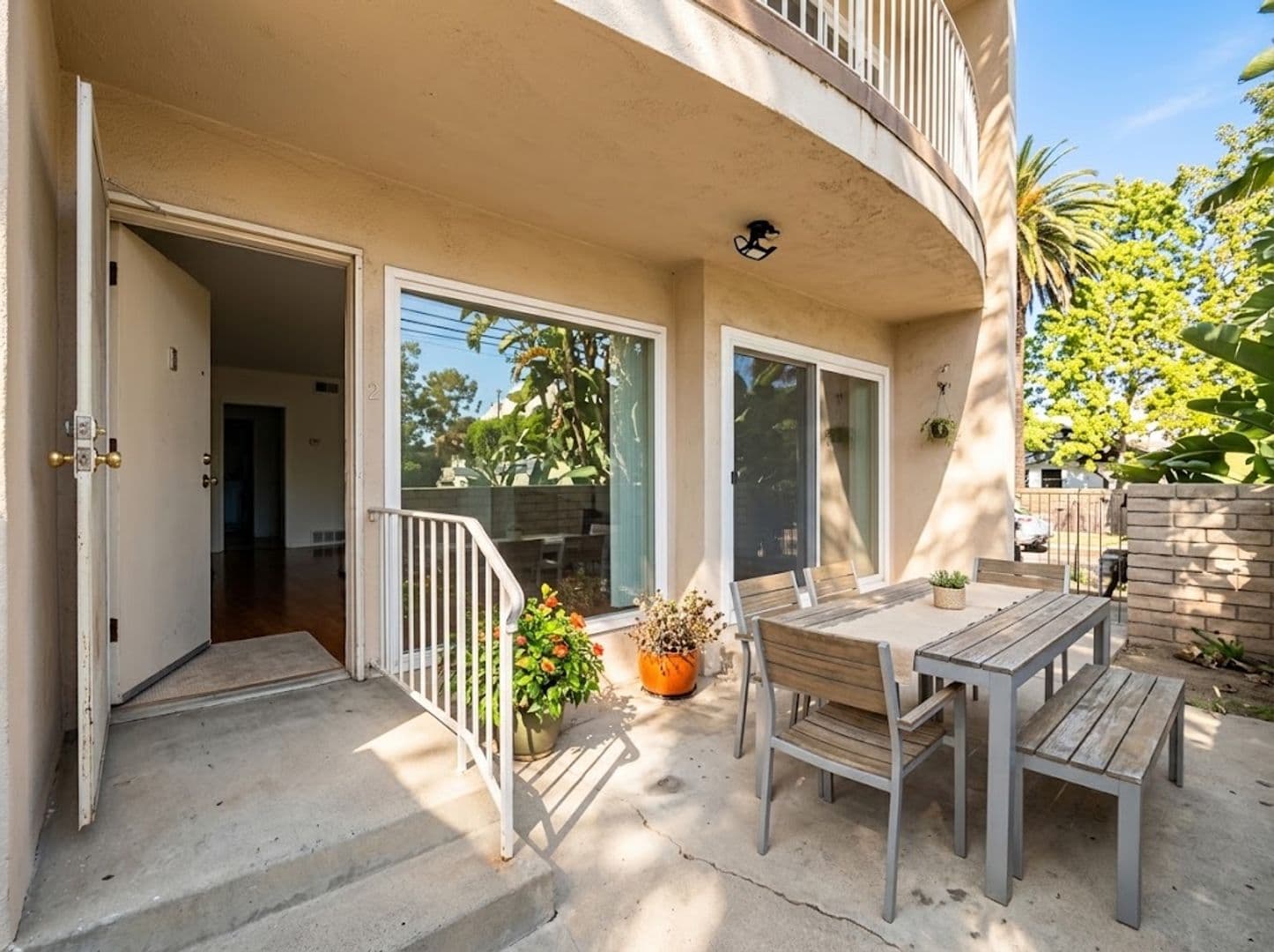 Studio City Apartment: 12231 Moorpark St.