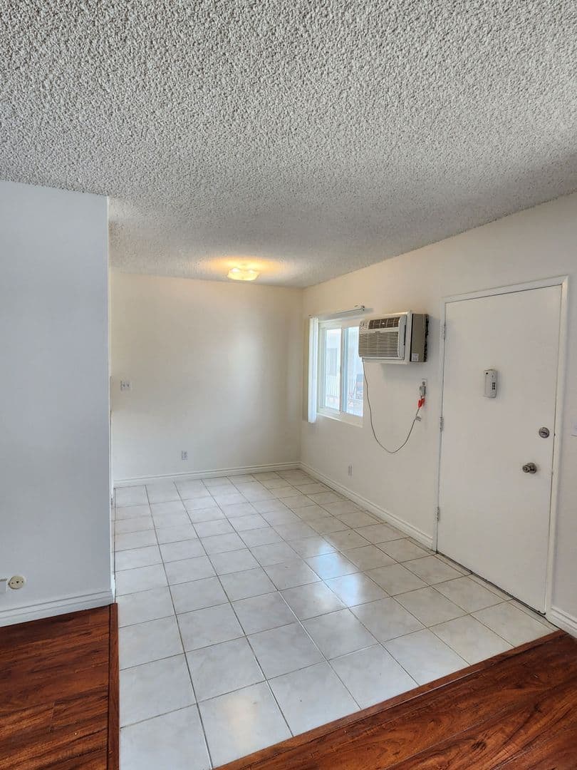 Los Angeles Apartment: 519 N. Hayworth Ave.