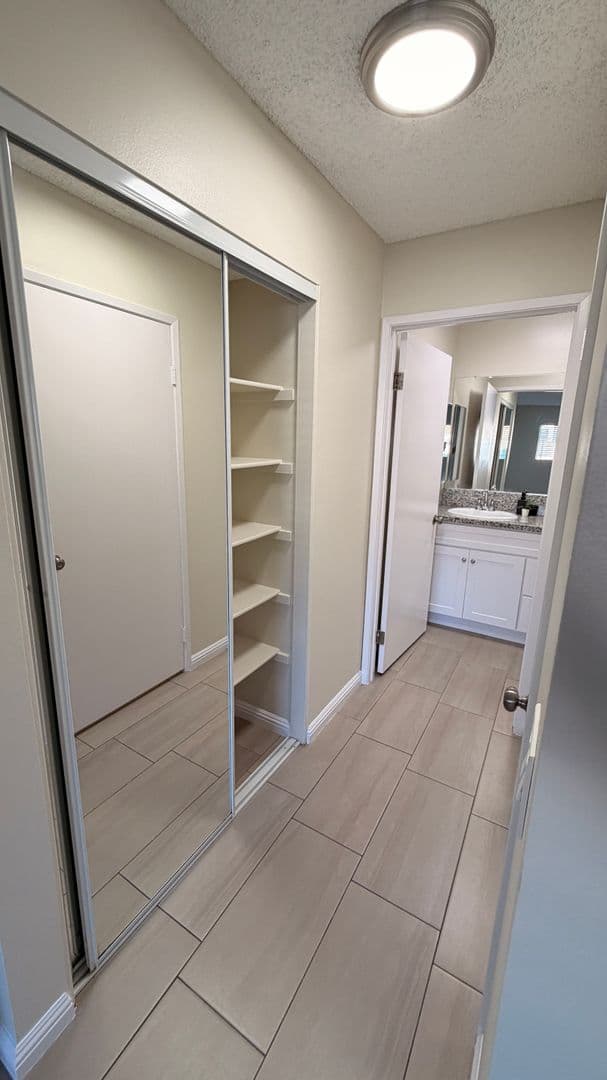 Sunland Apartment: 8608 Foothill Blvd