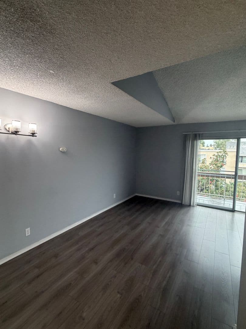 Los Angeles Apartment: 400 S. Kingsley Drive