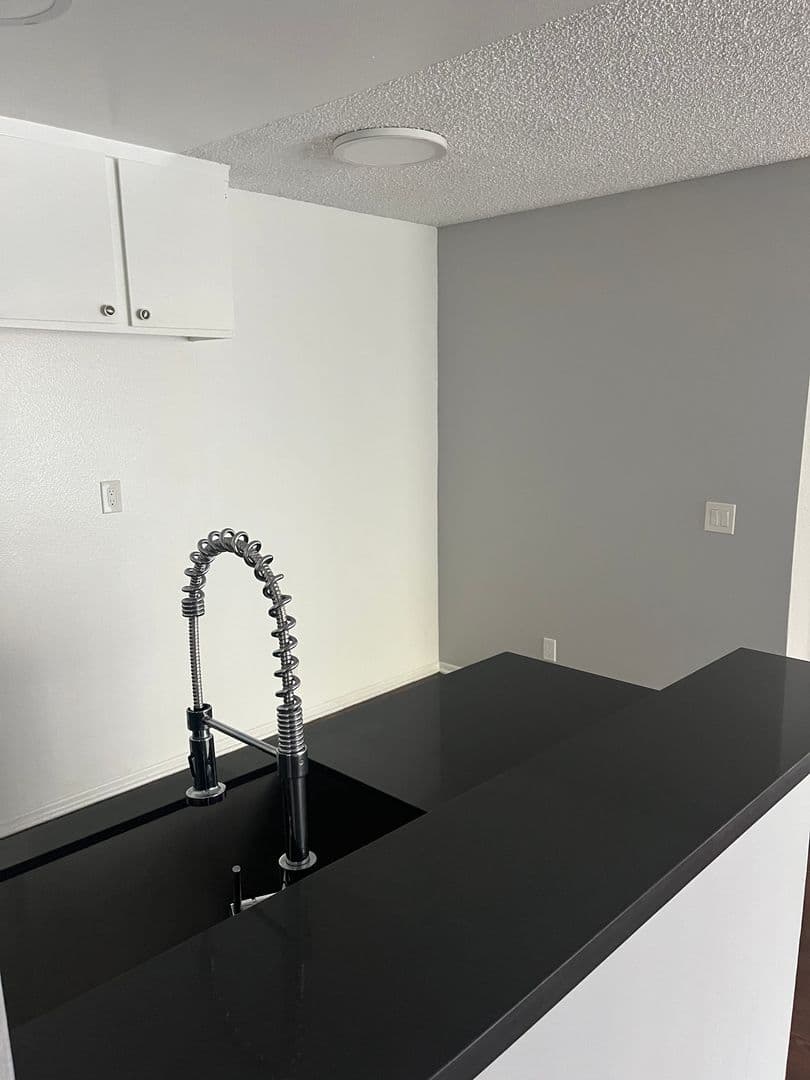 Van Nuys Apartment: 7320 Hazeltine Avenue
