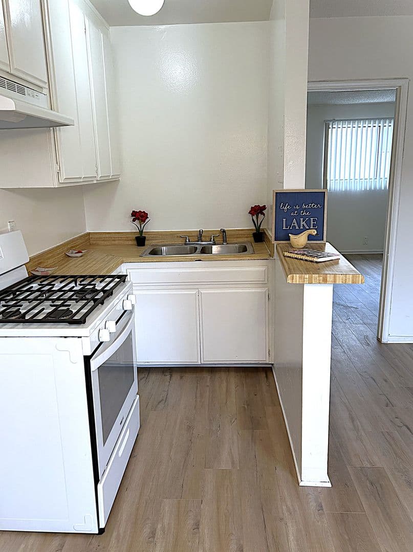 Van Nuys Apartment: 7457 Woodman Ave.