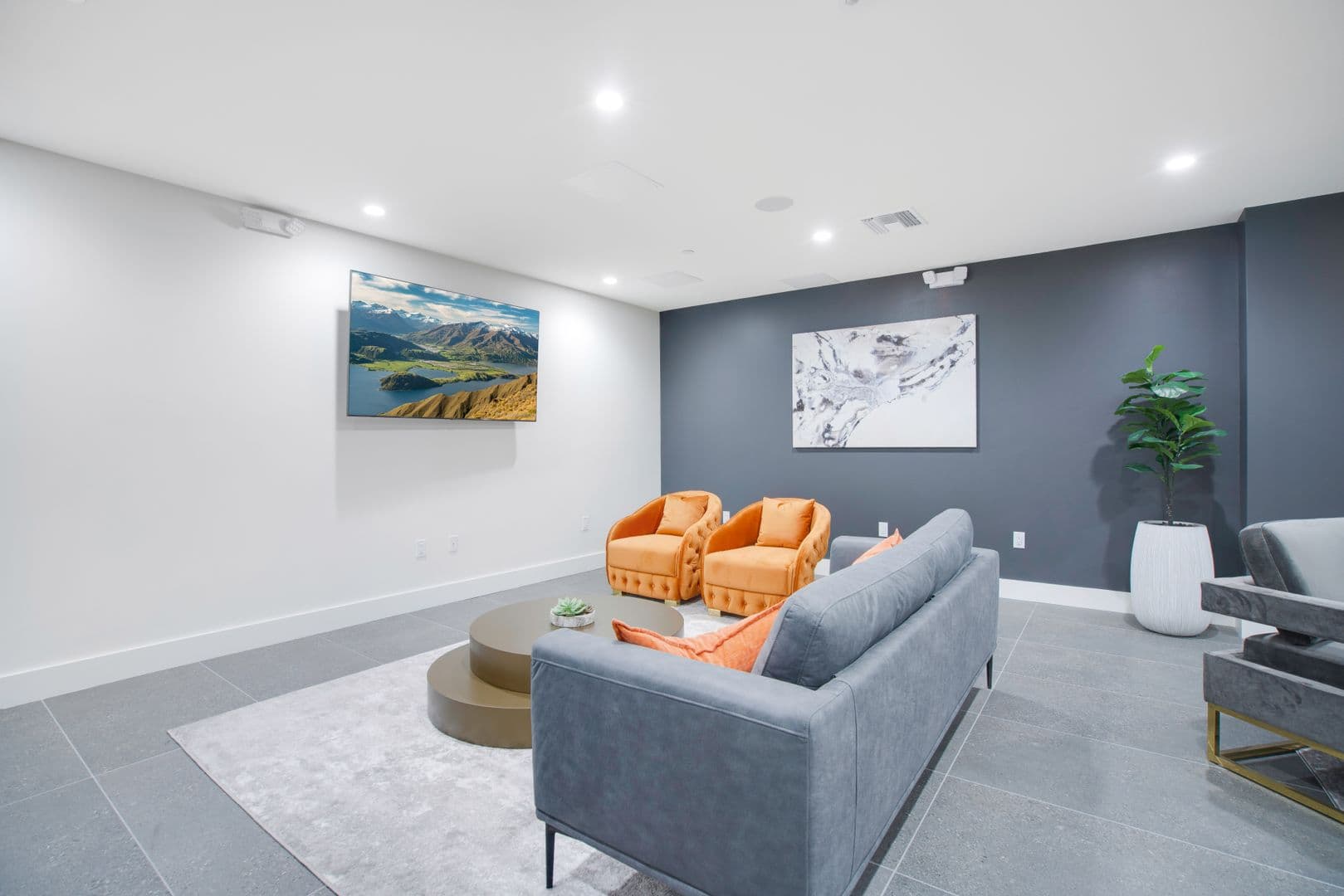 Van Nuys Apartment: 13724 Victory Blvd.