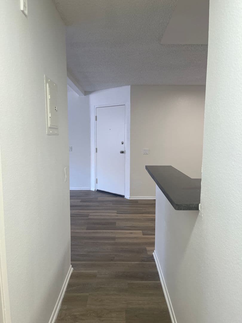 Van Nuys Apartment: 7320 Hazeltine Avenue