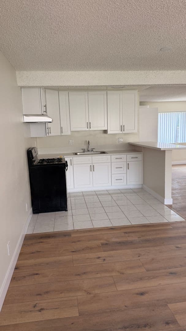 Sunland Apartment: 8608 Foothill Blvd