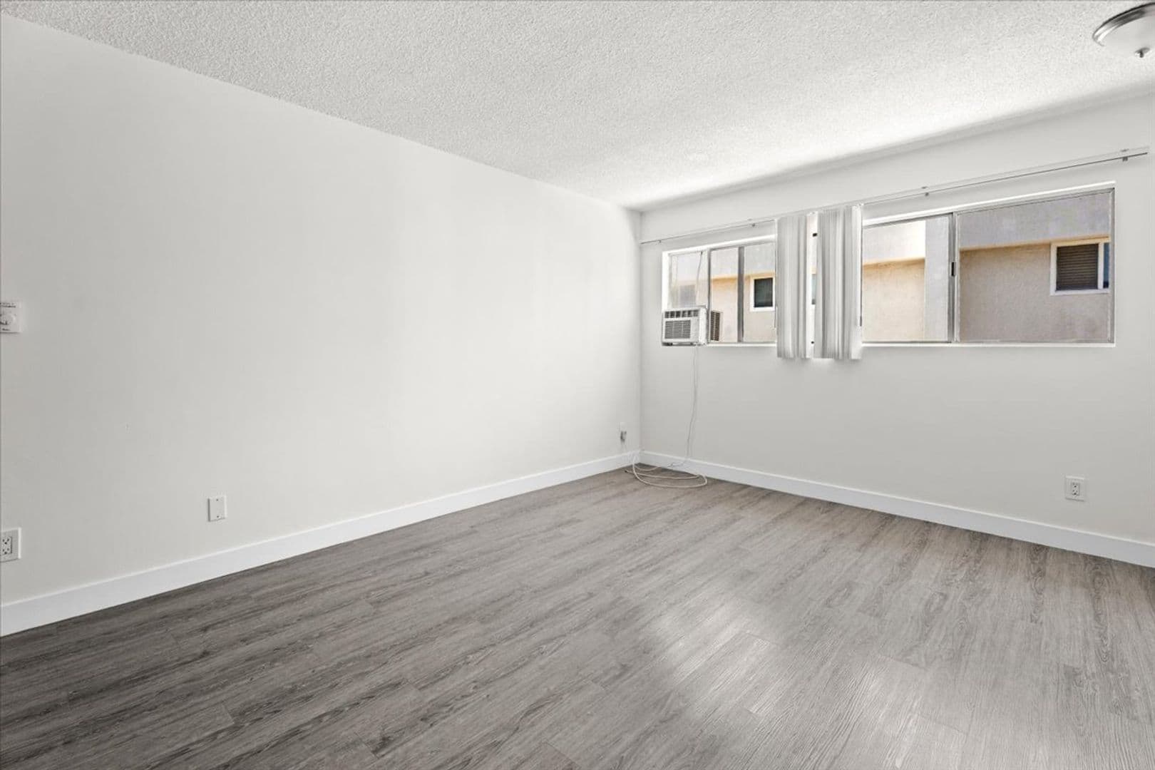Los Angeles Apartment: 5232 Fairview Blvd