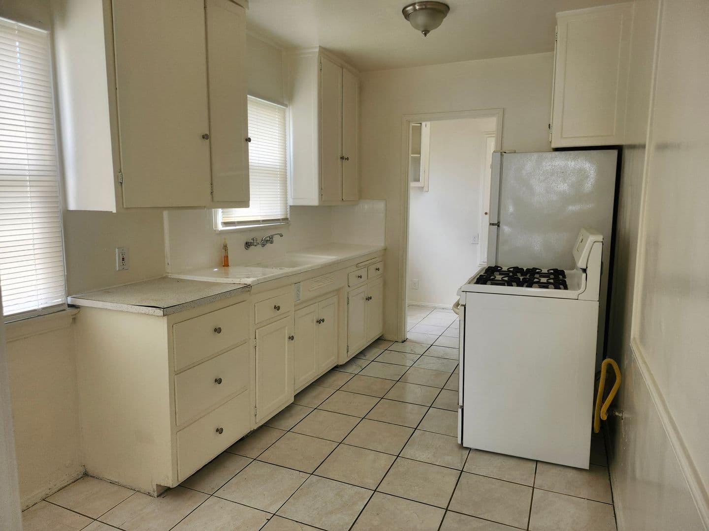 Los Angeles Apartment: 2007 S. Longwood
