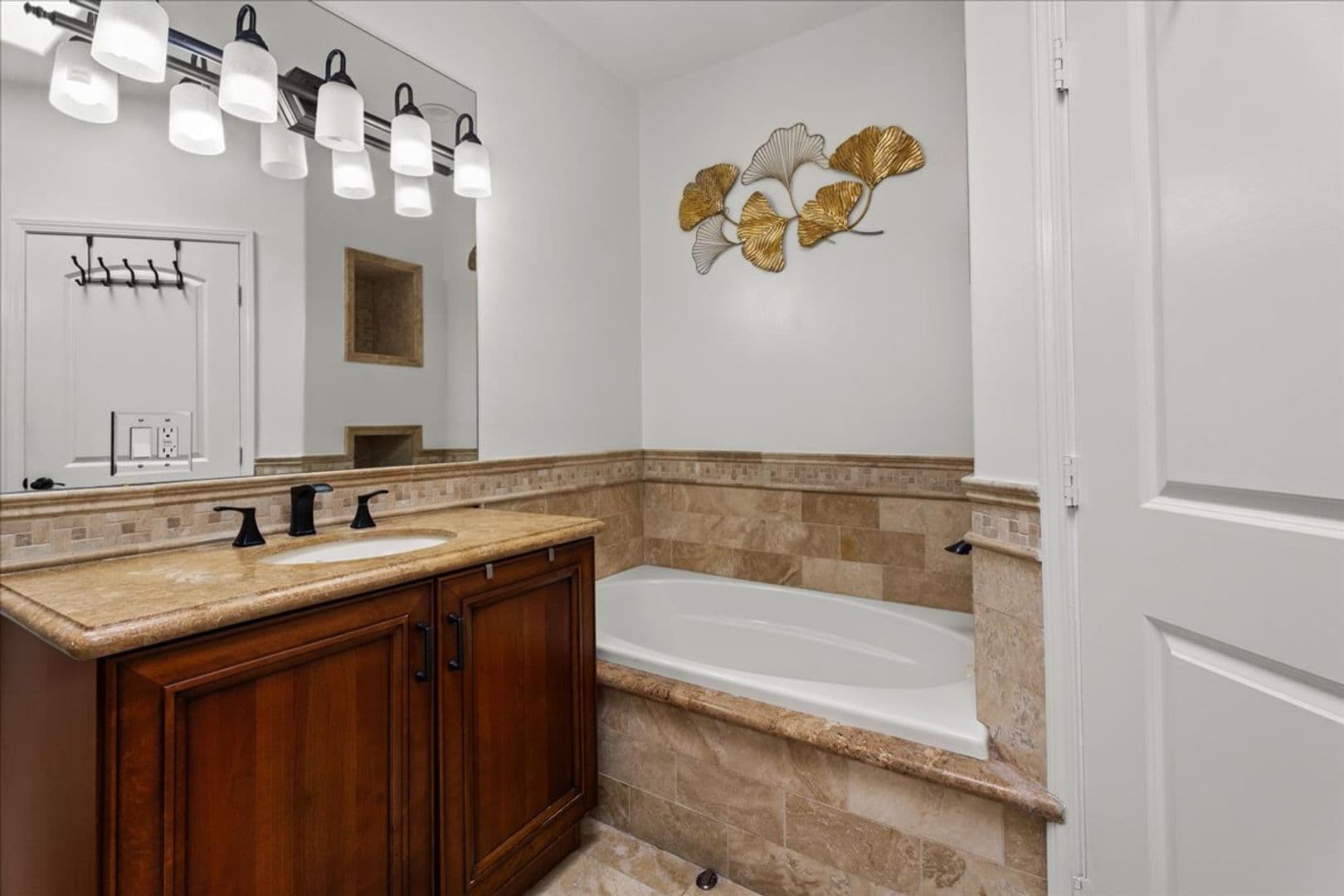 Valley Village Townhome: 5404 Bellingham Ave #2