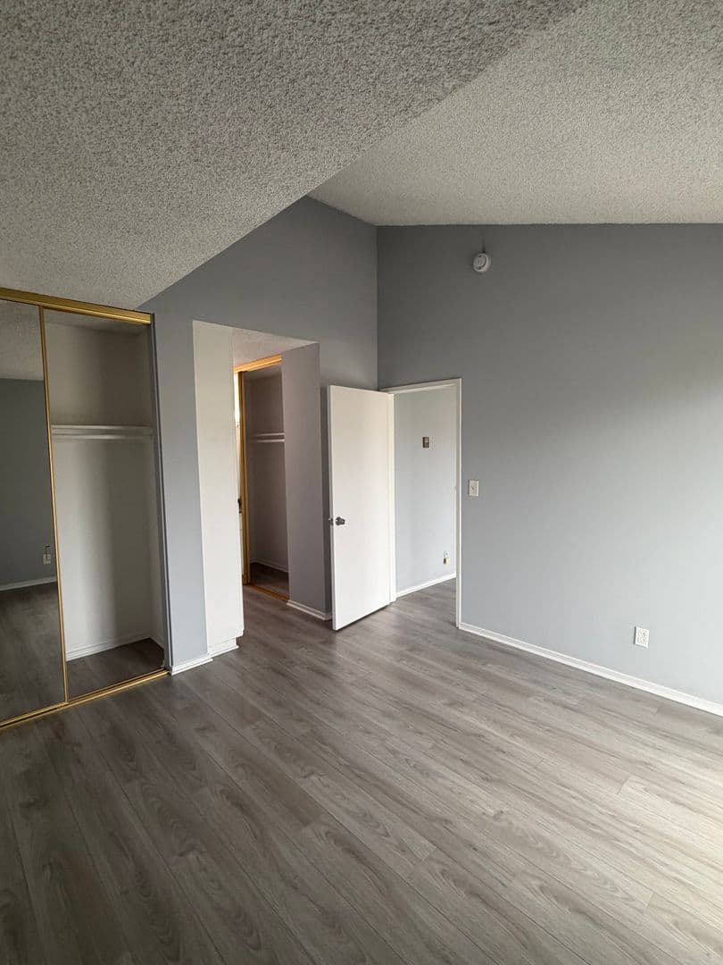 Los Angeles Apartment: 400 S. Kingsley Drive