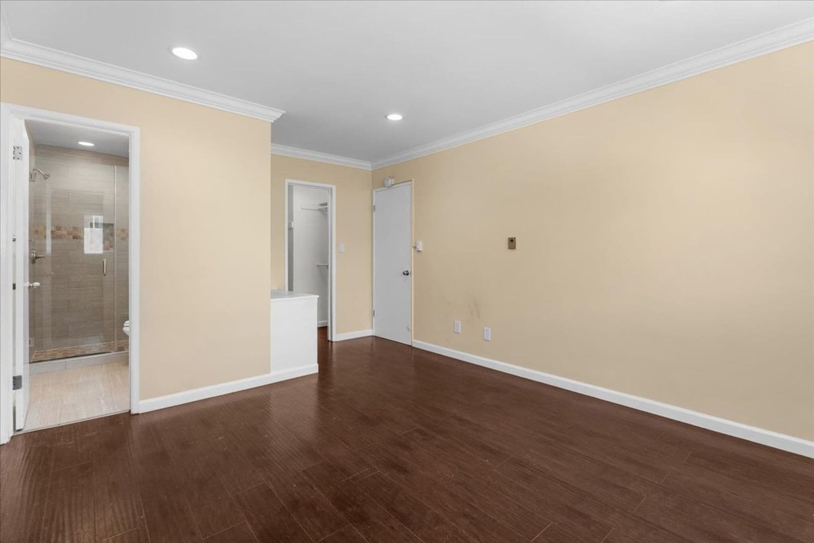 Los Angeles Apartment: 5232 Fairview Blvd