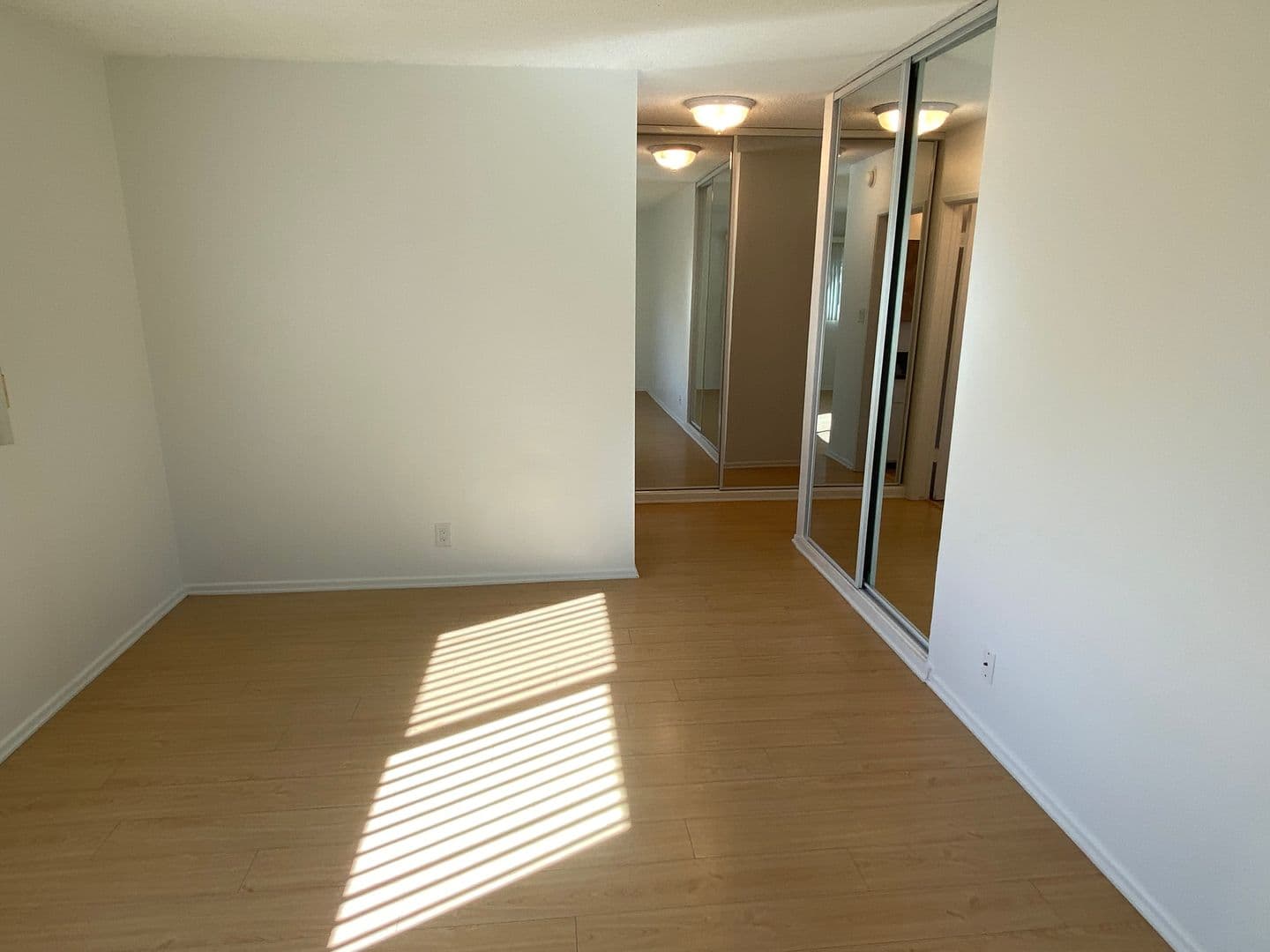 Los Angeles Apartment: 928 South Sherbourne Drive