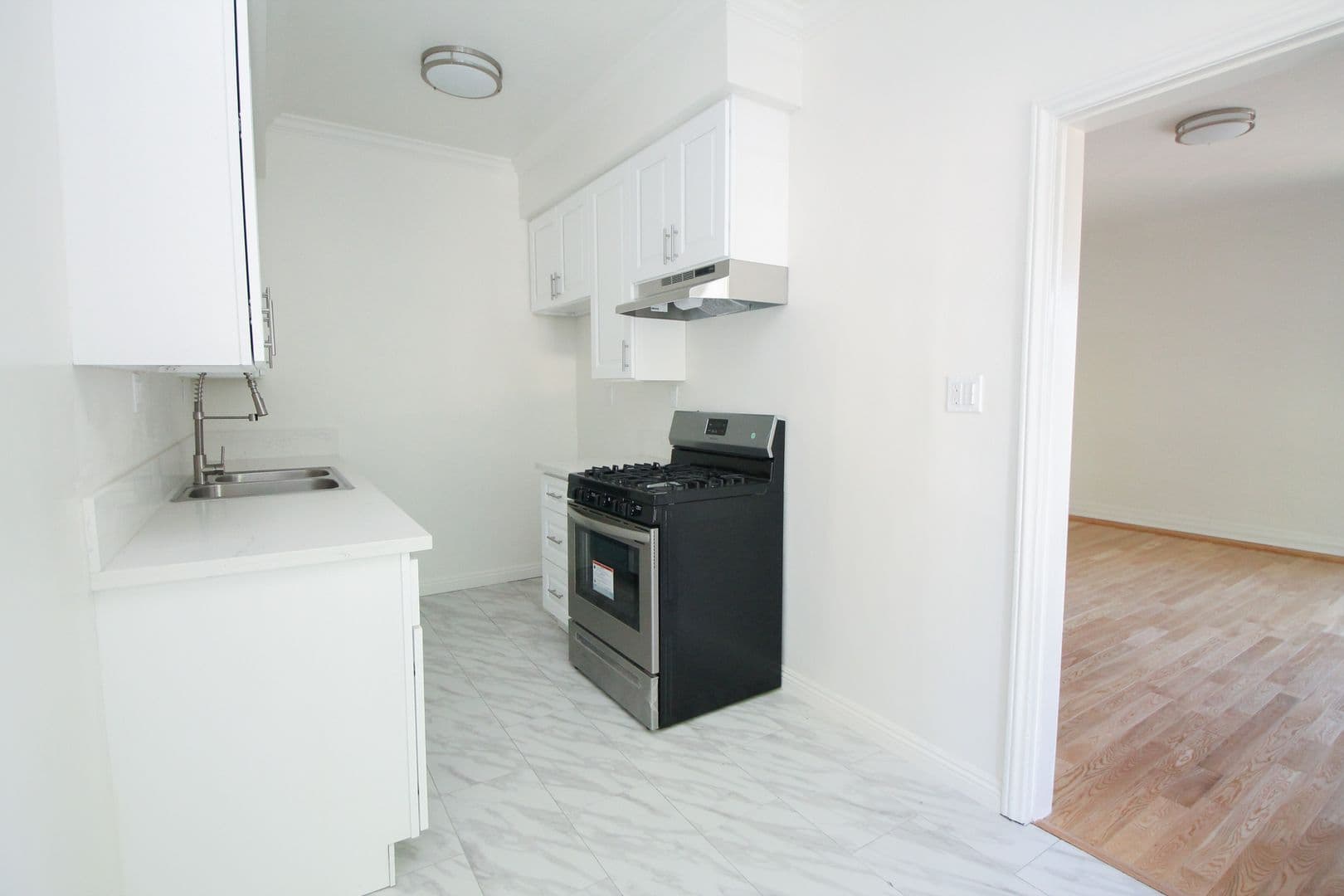 Los Angeles Apartment: 367 N Orange Grove Ave.