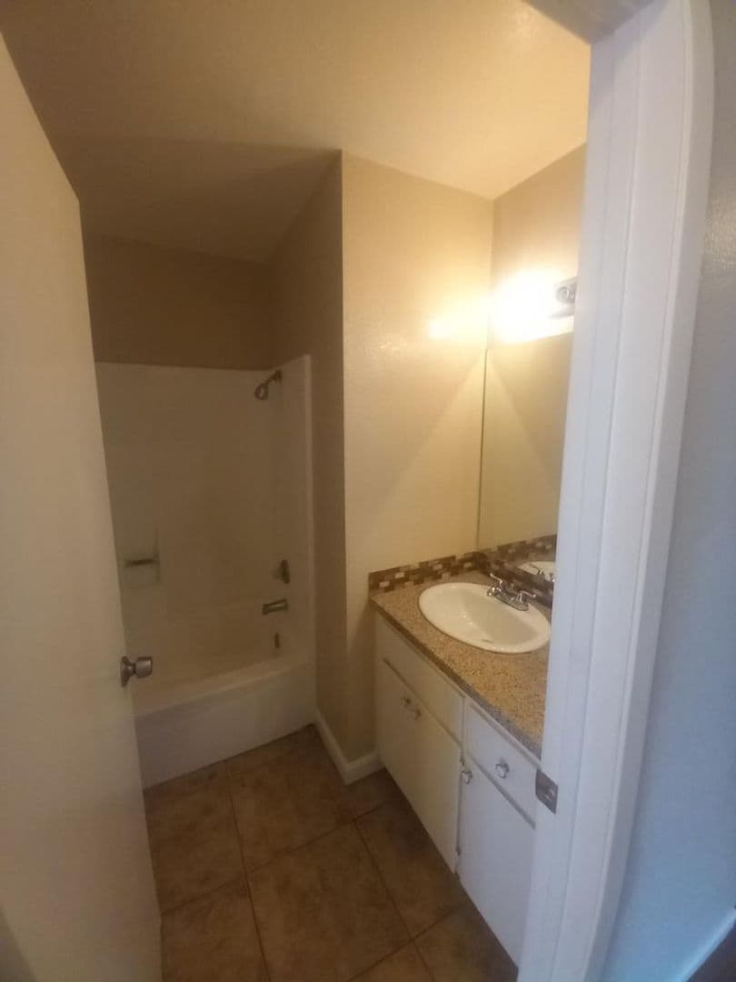 Redlands Apartment: 1176 E LUGONIA AVE 16