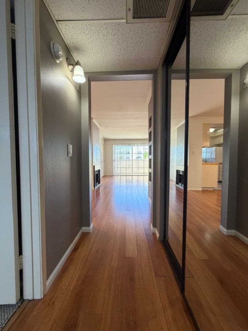 Toluca Lake Apartment: 10825 Blix Street