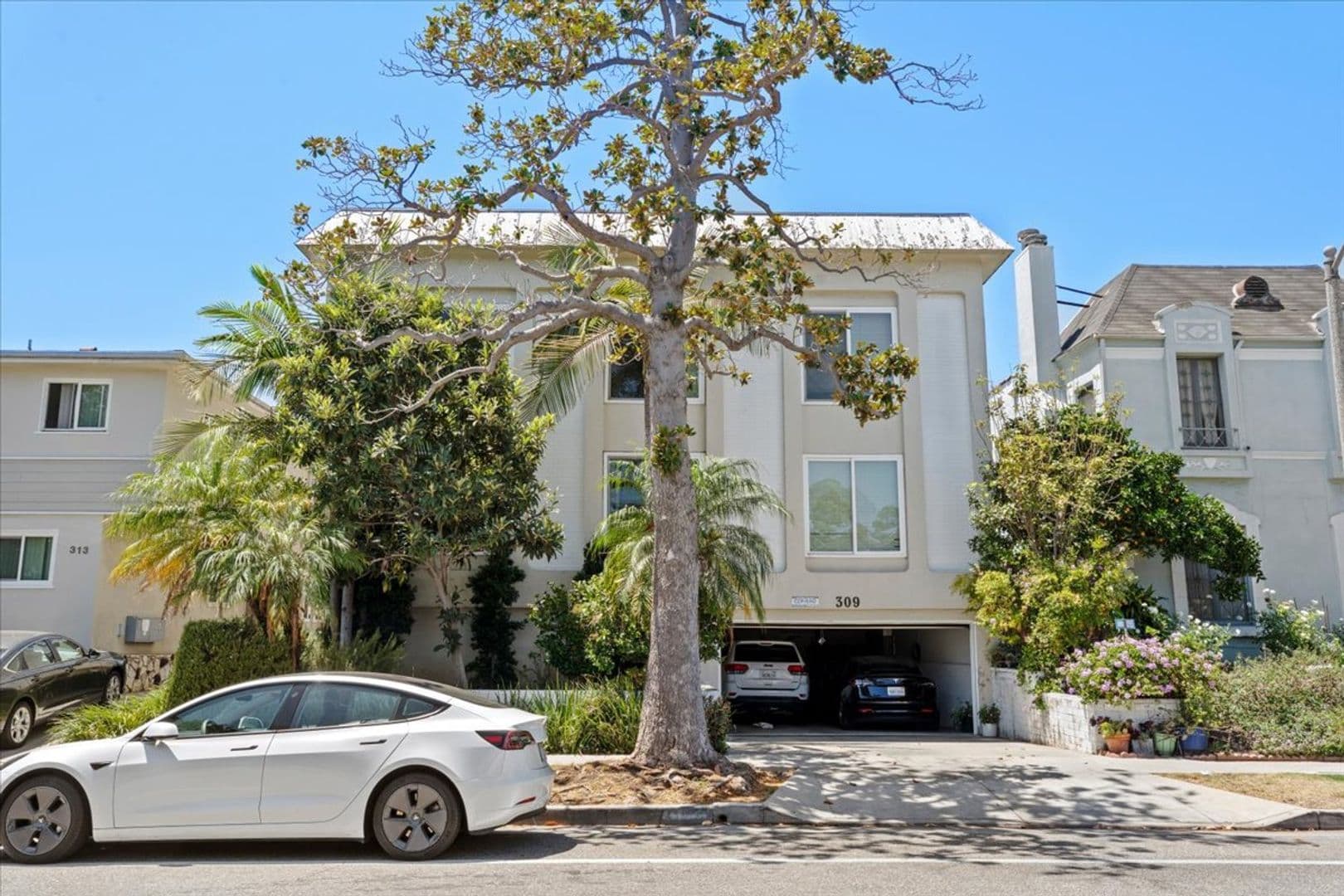 Beverly Hills Apartment: 309 S. Doheny Dr.