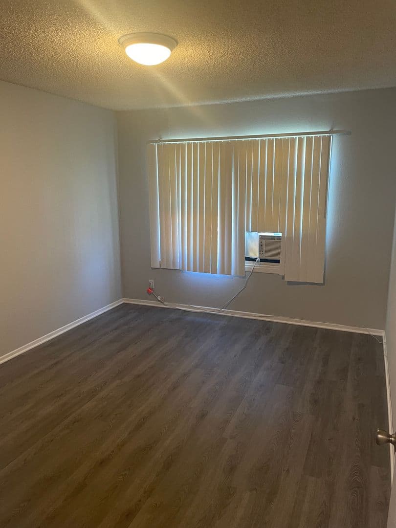 Van Nuys Apartment: 15509-15513 Victory Blvd