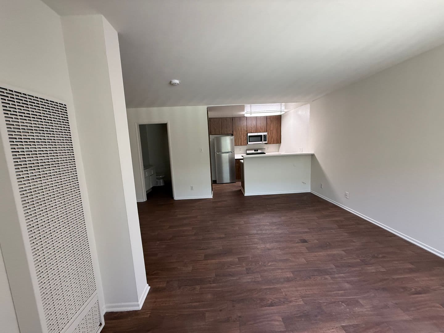 Tarzana Apartment: 18615 Burbank Boulevard