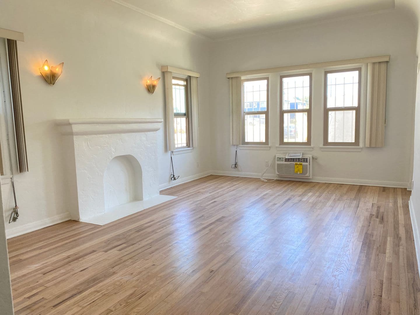 Los Angeles Apartment: 369 North Spaulding Avenue