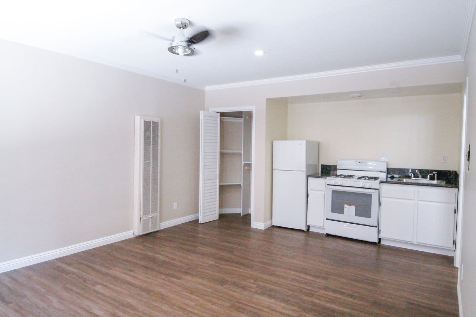 Northridge Apartment: 18315 Malden st.