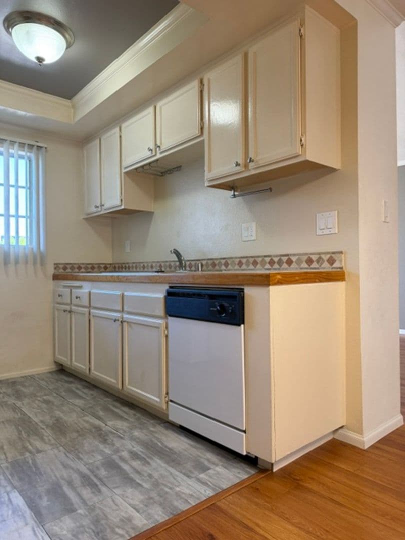 Toluca Lake Apartment: 10825 Blix Street