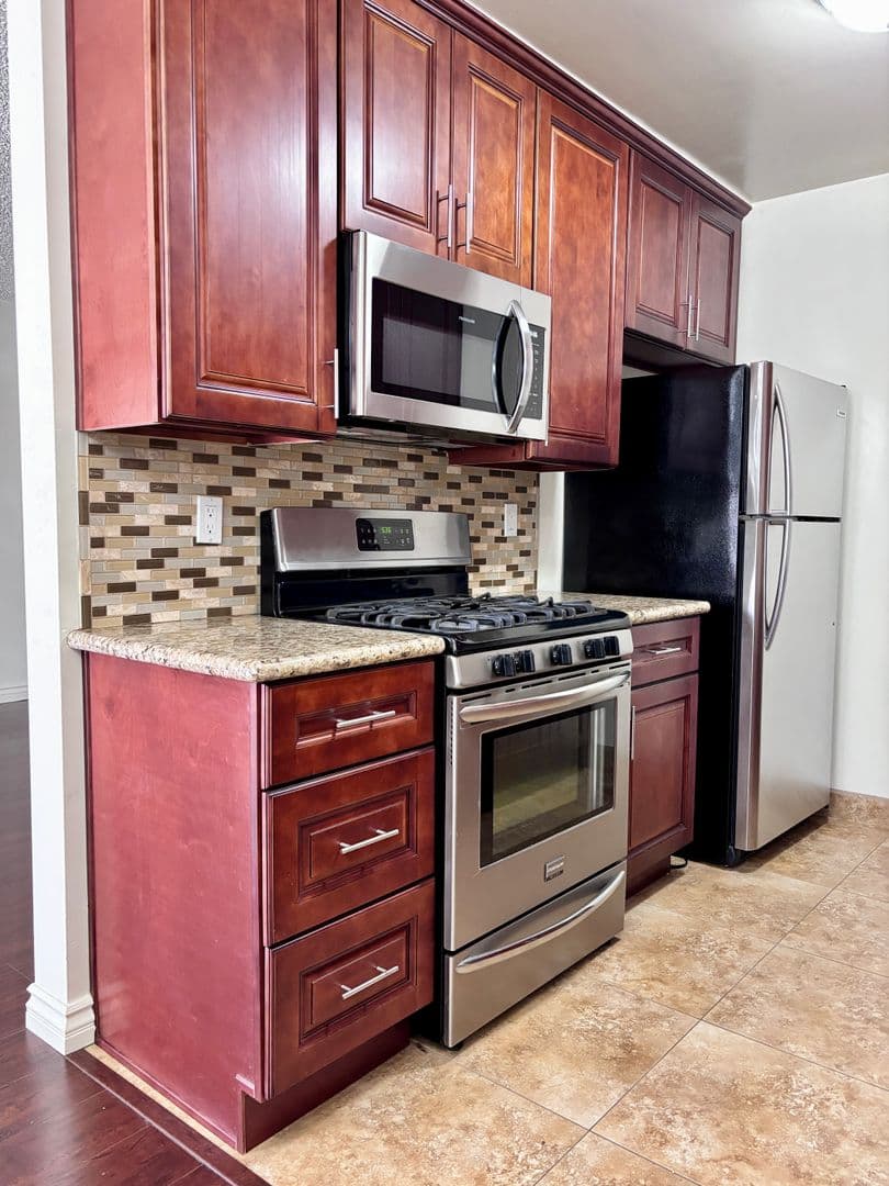 Los Angeles Apartment: 519 N. Hayworth Ave.