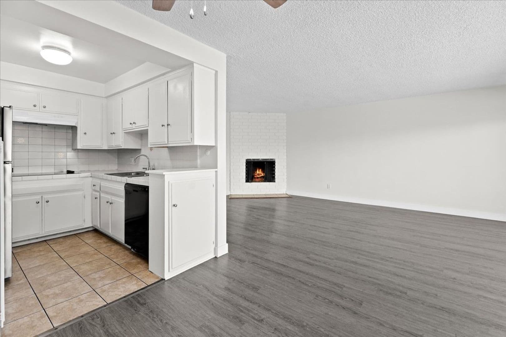 Los Angeles Apartment: 5232 Fairview Blvd