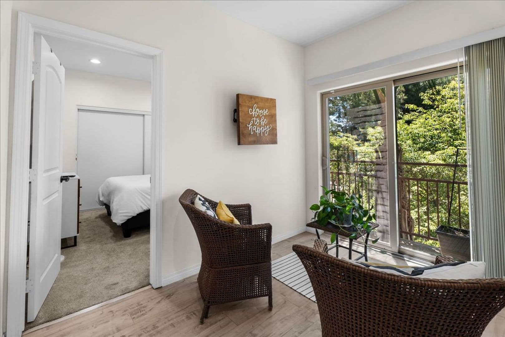 Valley Village Townhome: 5404 Bellingham Ave #2
