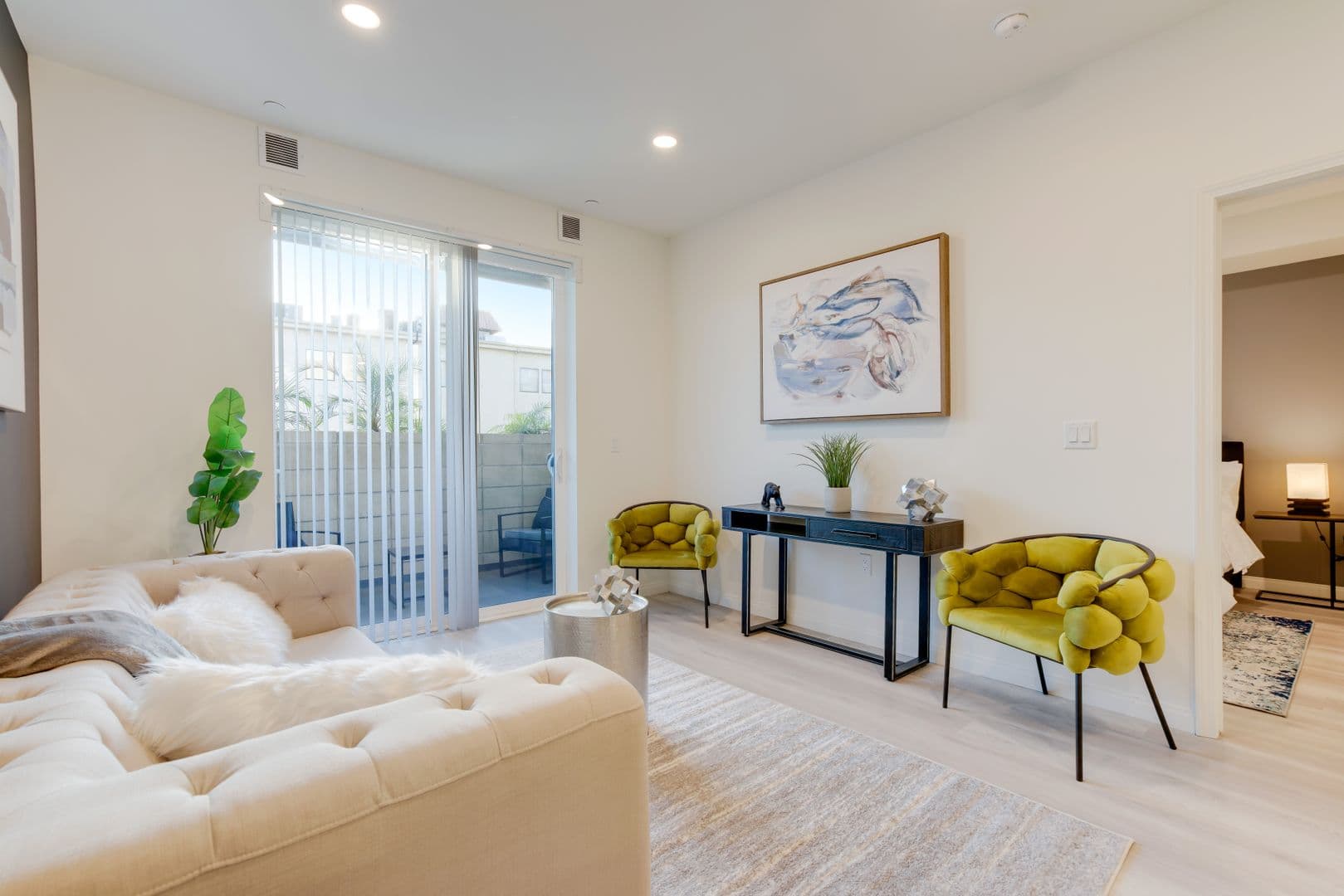 Van Nuys Apartment: 13724 Victory Blvd.