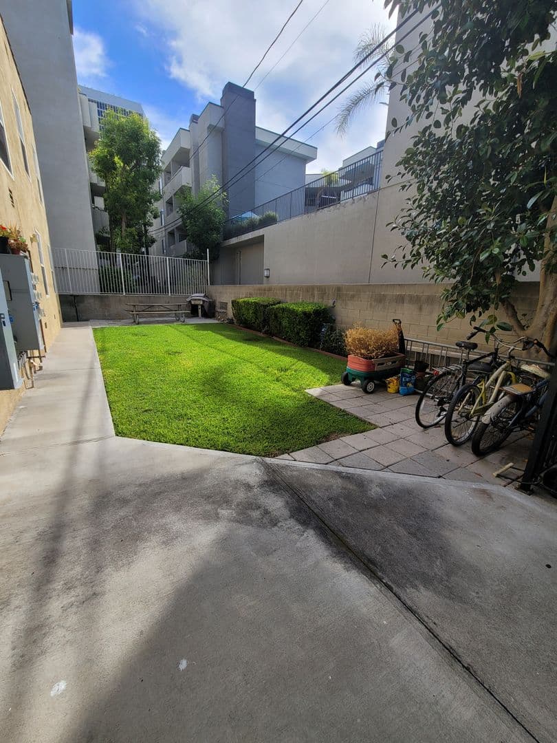 Los Angeles Apartment: 619 Hauser Blvd