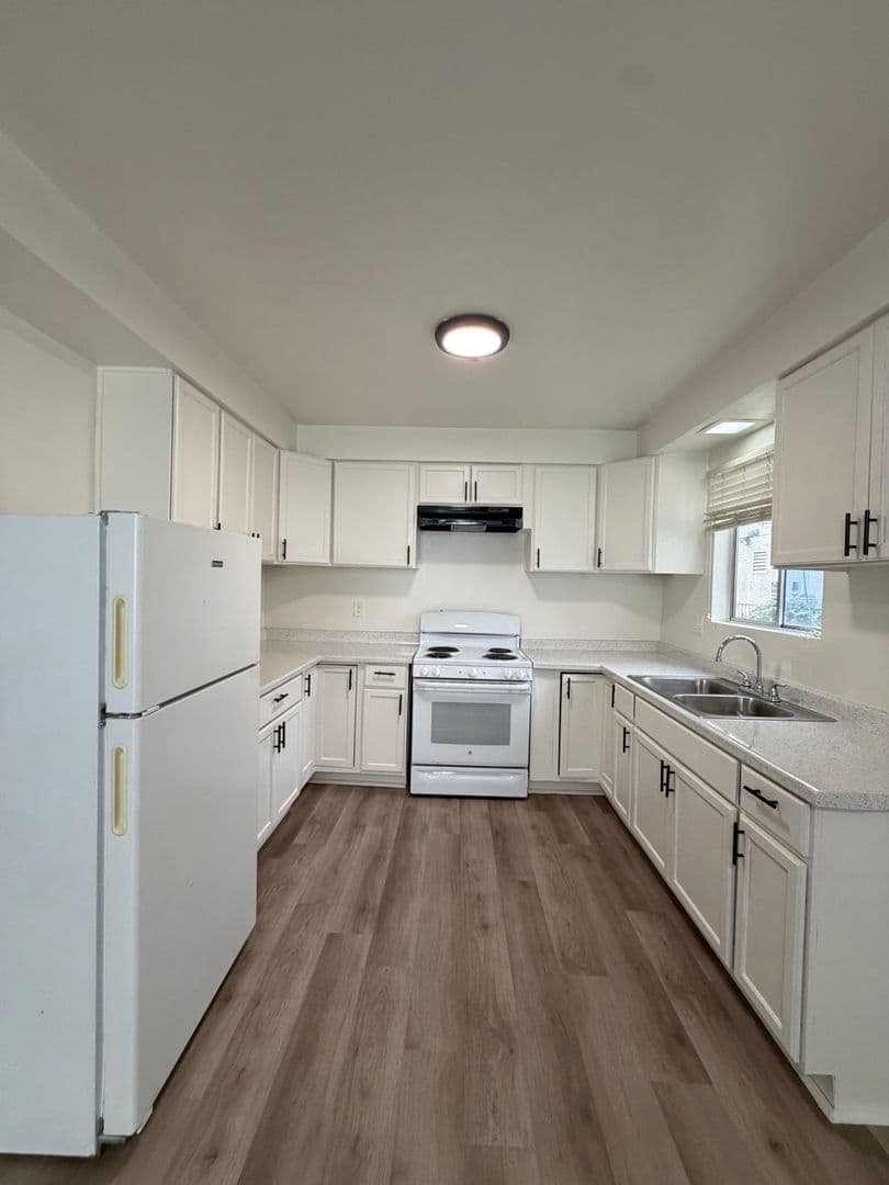 Los Angeles Apartment: 7225-7235 Hollywood Blvd