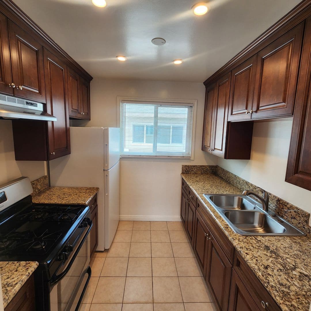 Los Angeles Apartment: 3375 Manning Ave.,