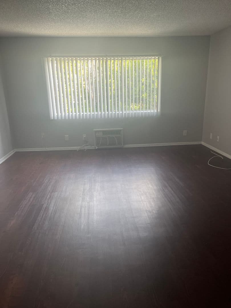 Van Nuys Apartment: 7320 Hazeltine Avenue