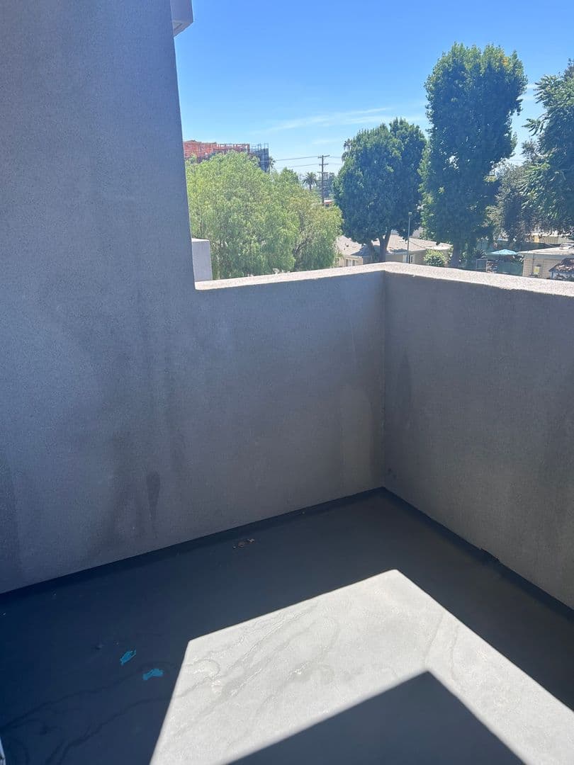 Van Nuys Apartment: 13724 Victory Blvd.