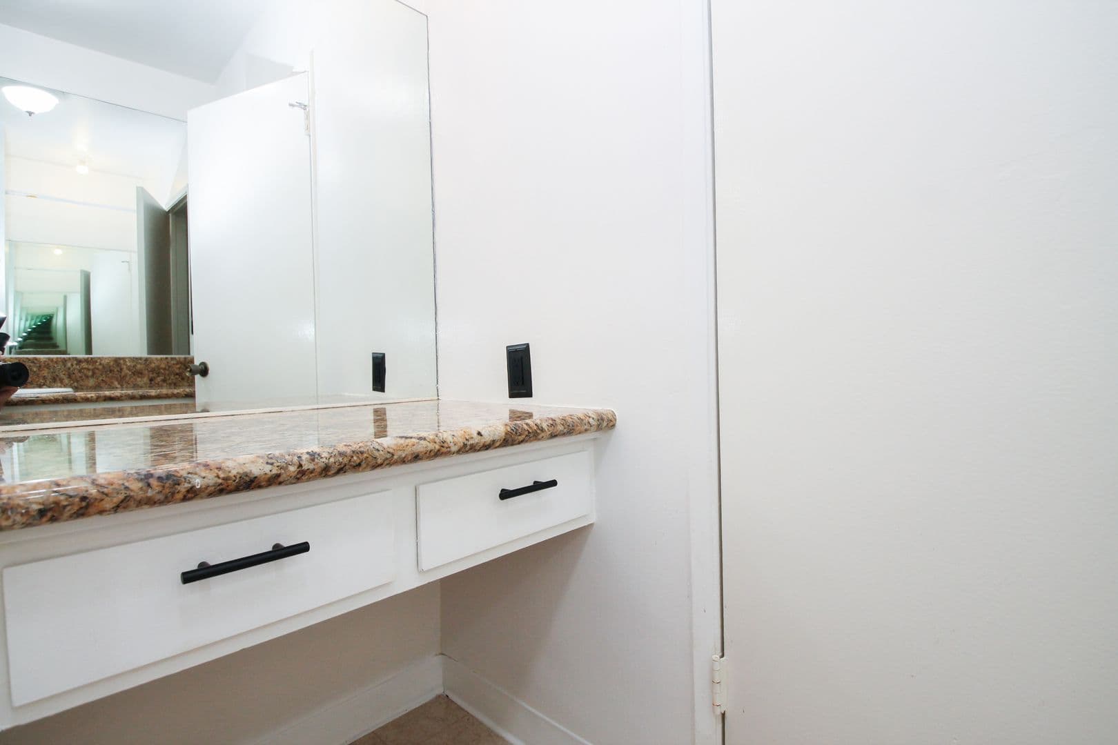 Studio City Apartment: 12231 Moorpark St.